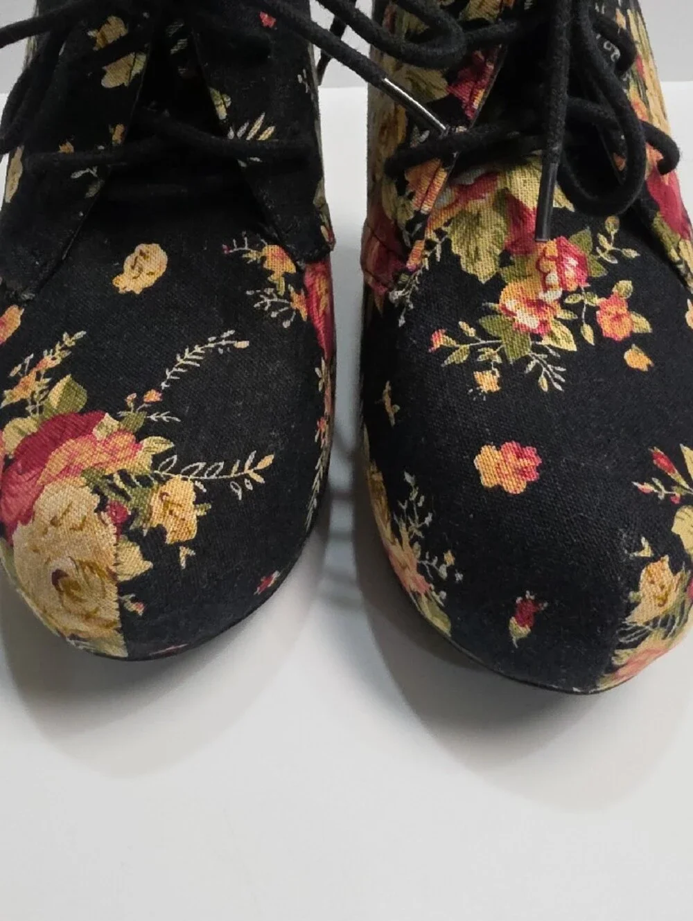 Charlotte Russe Floral Lace-Up Platform Wedge Booties - Size 9